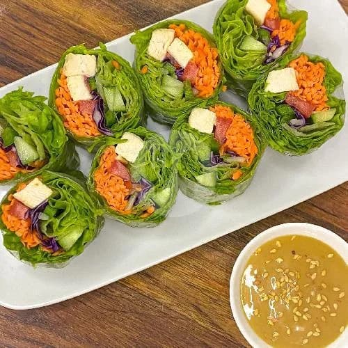 Tofu rolnice u zelenoj salati sa povrćem i kikirikijem