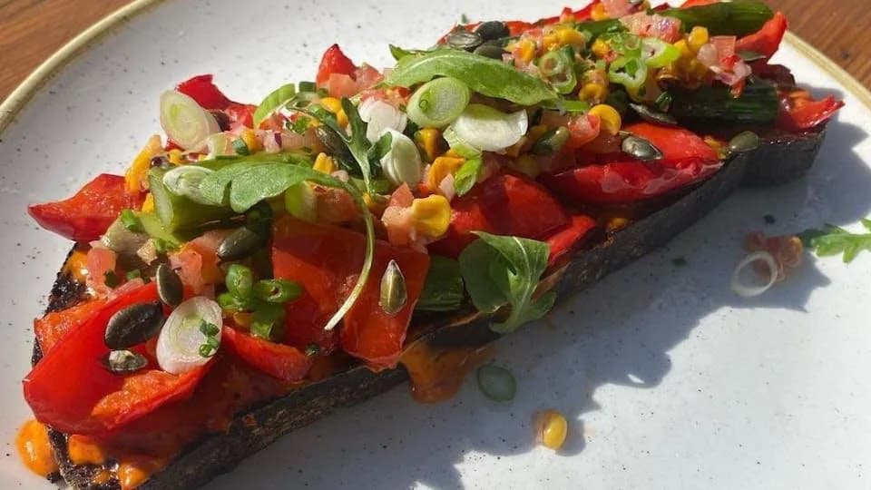 Pečena paprika, rukola i semenke na ražanom hlebu