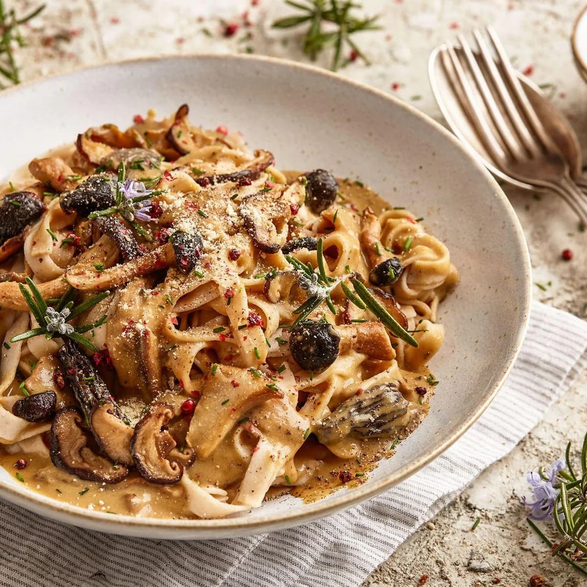 Tagliatelle sa vrganjima i kremom od indijskog oraha