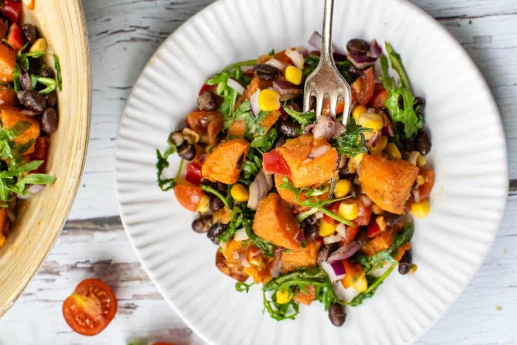 Topla salata od batata, crnog pasulja i rukole