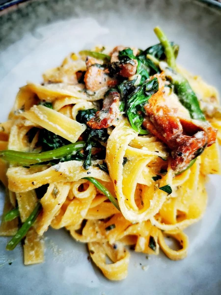 Tagliatelle sa lisičarkama i spanaćem