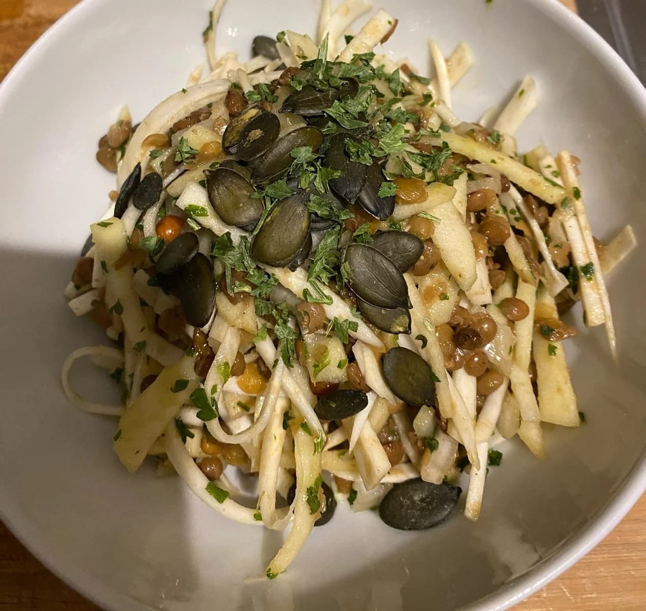 Salata od kelerabe, jabuke i zelenog sočiva