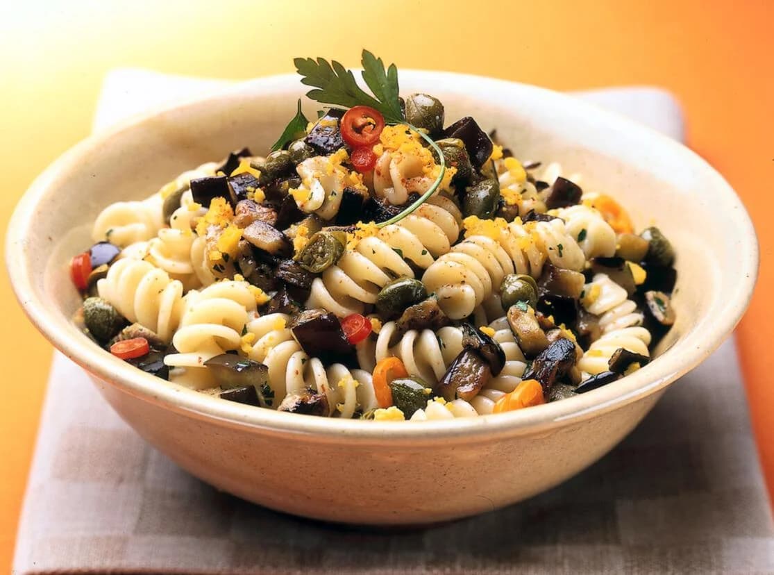 Fusilli sa patlidžanom, paradajzom i kaparima