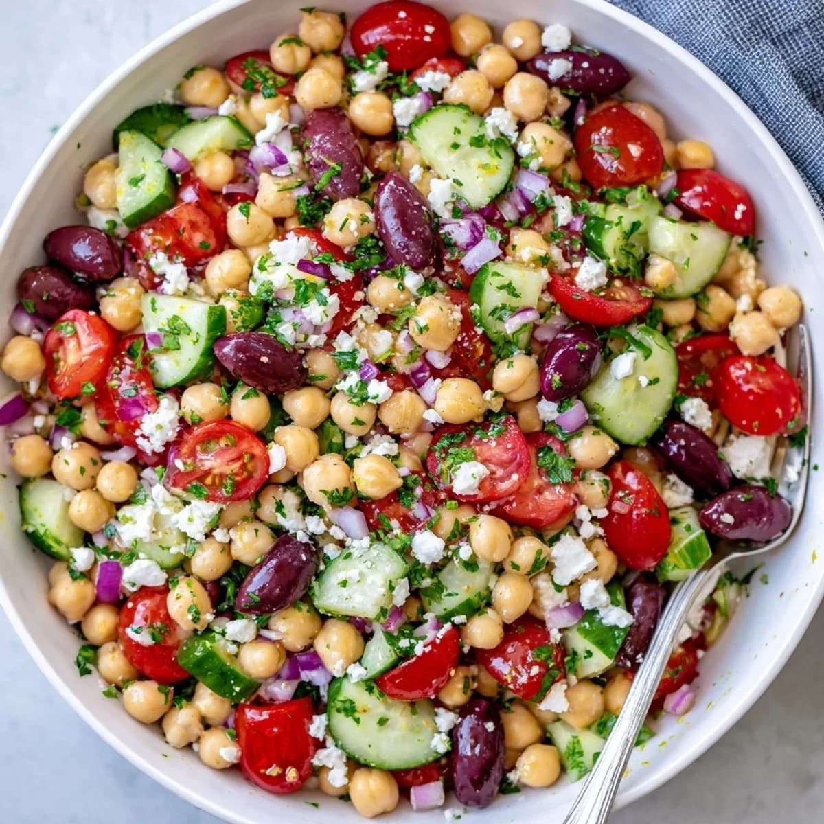 Salata od paradajza, krastavca, paprike, maslina i leblebija