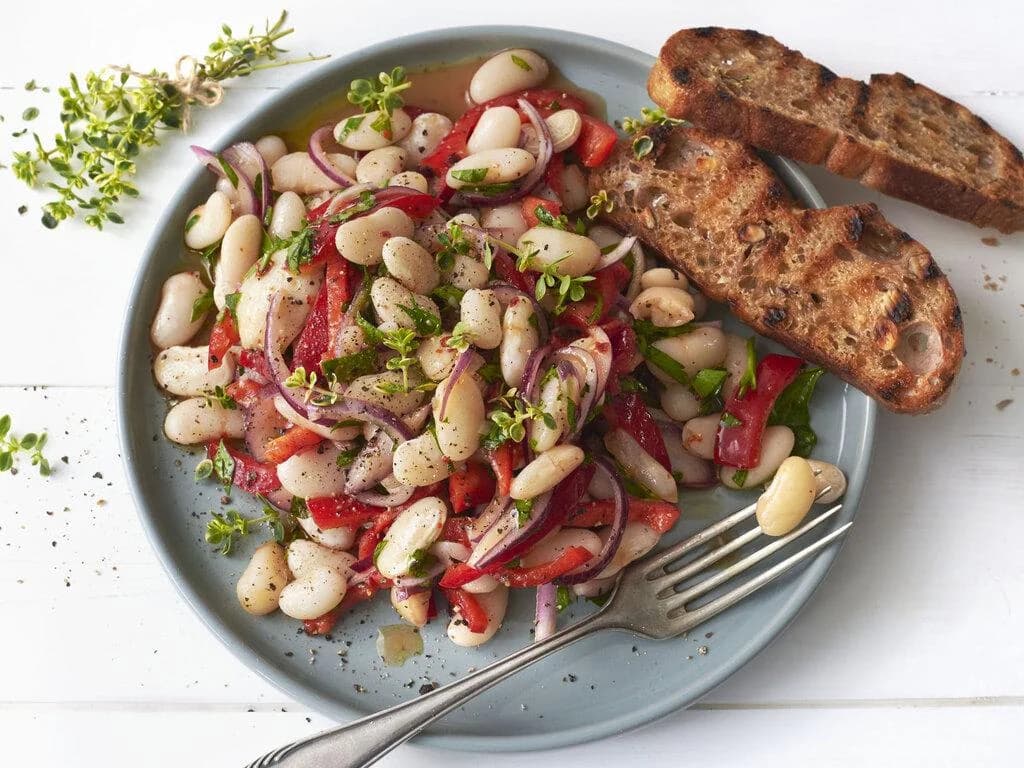 Salata od belog pasulja, pečene paprike i crvenog luka