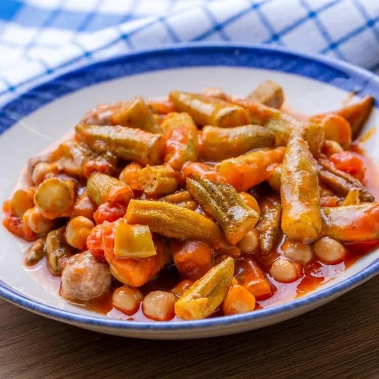 Paprikaš od bamije, leblebija i paradajza