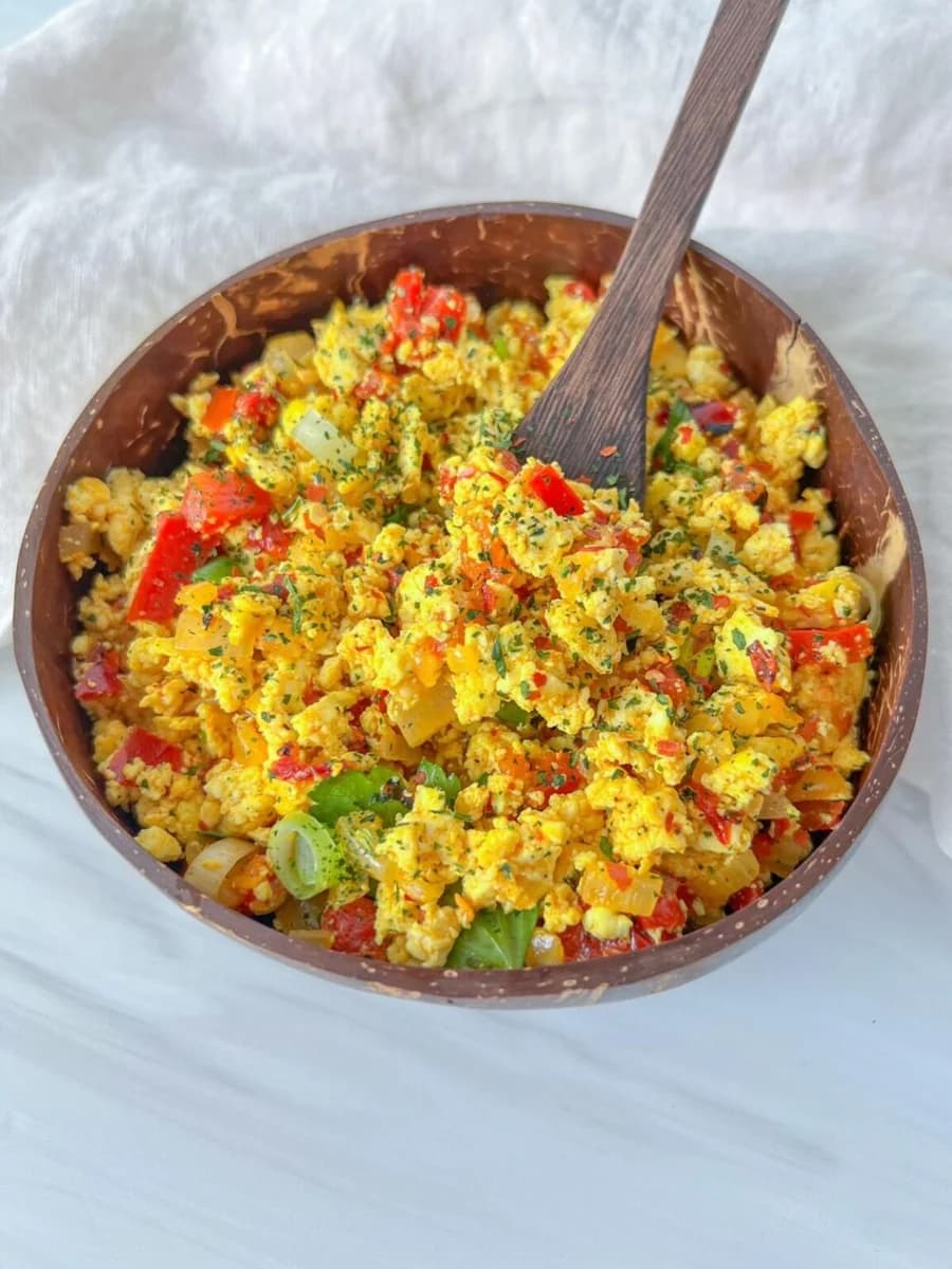 Tofu kajgana sa ajvarom i mladim lukom