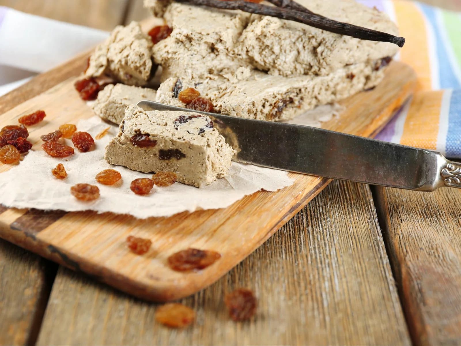 Posna halva sa susamom i suvim grožđem
