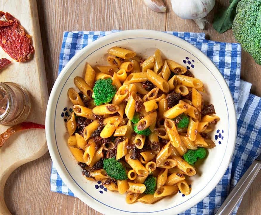 Penne sa brokolijem, leblebijama i sušenim paradajzom
