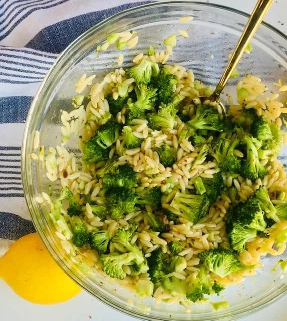 Orzo sa brokolijem, graškom i limunom