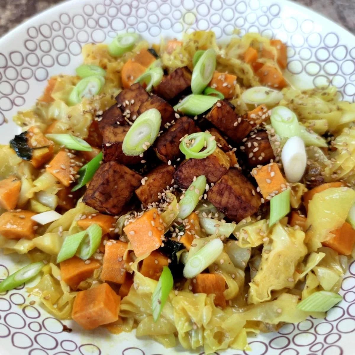 Tempeh sa kupusom, šargarepom i kimom