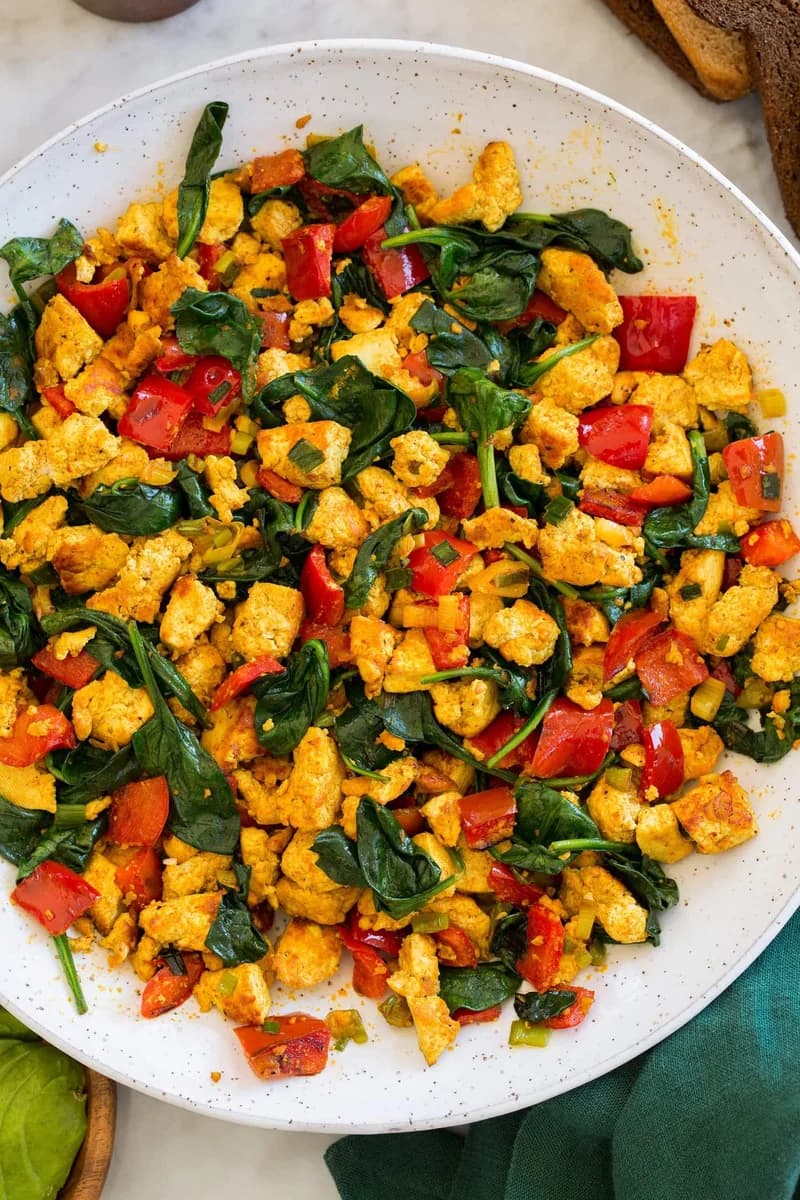Tofu kajgana sa paprikom i paradajzom
