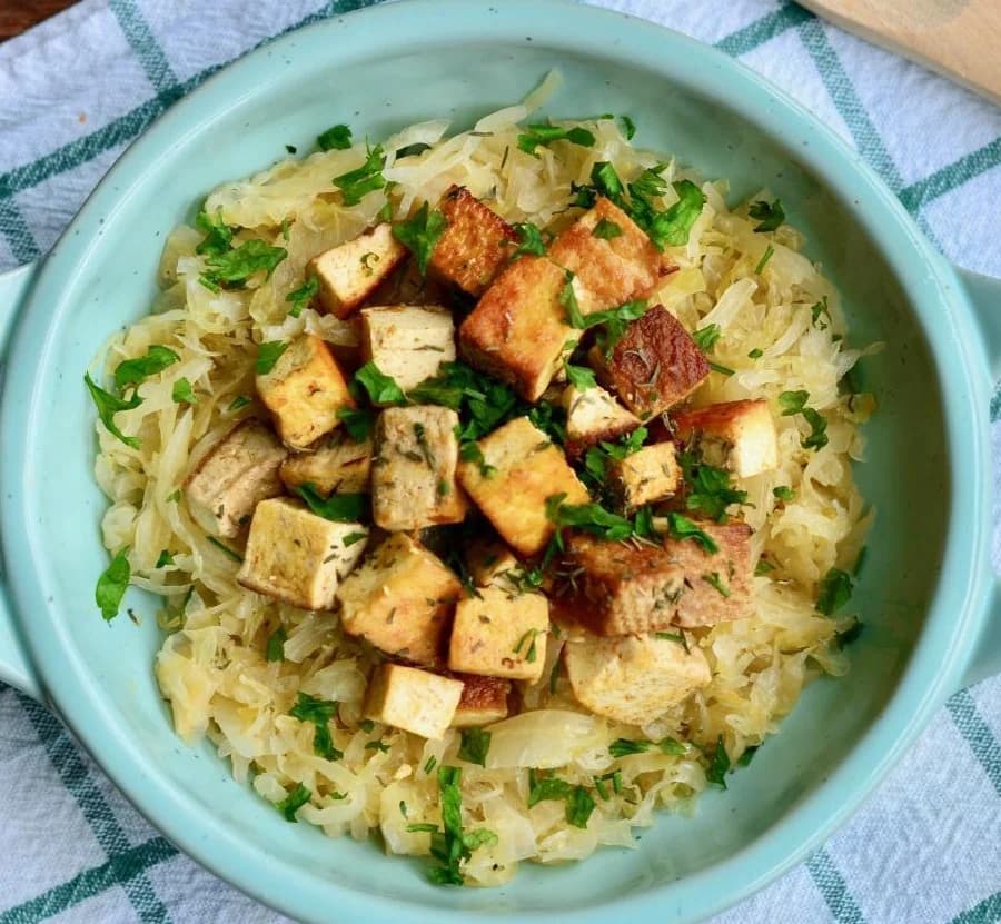 Dimljeni tofu sa kiselim kupusom i jabukom iz tiganja