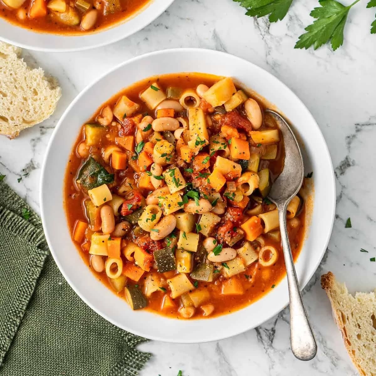Minestrone sa povrćem, belim pasuljem i testeninom
