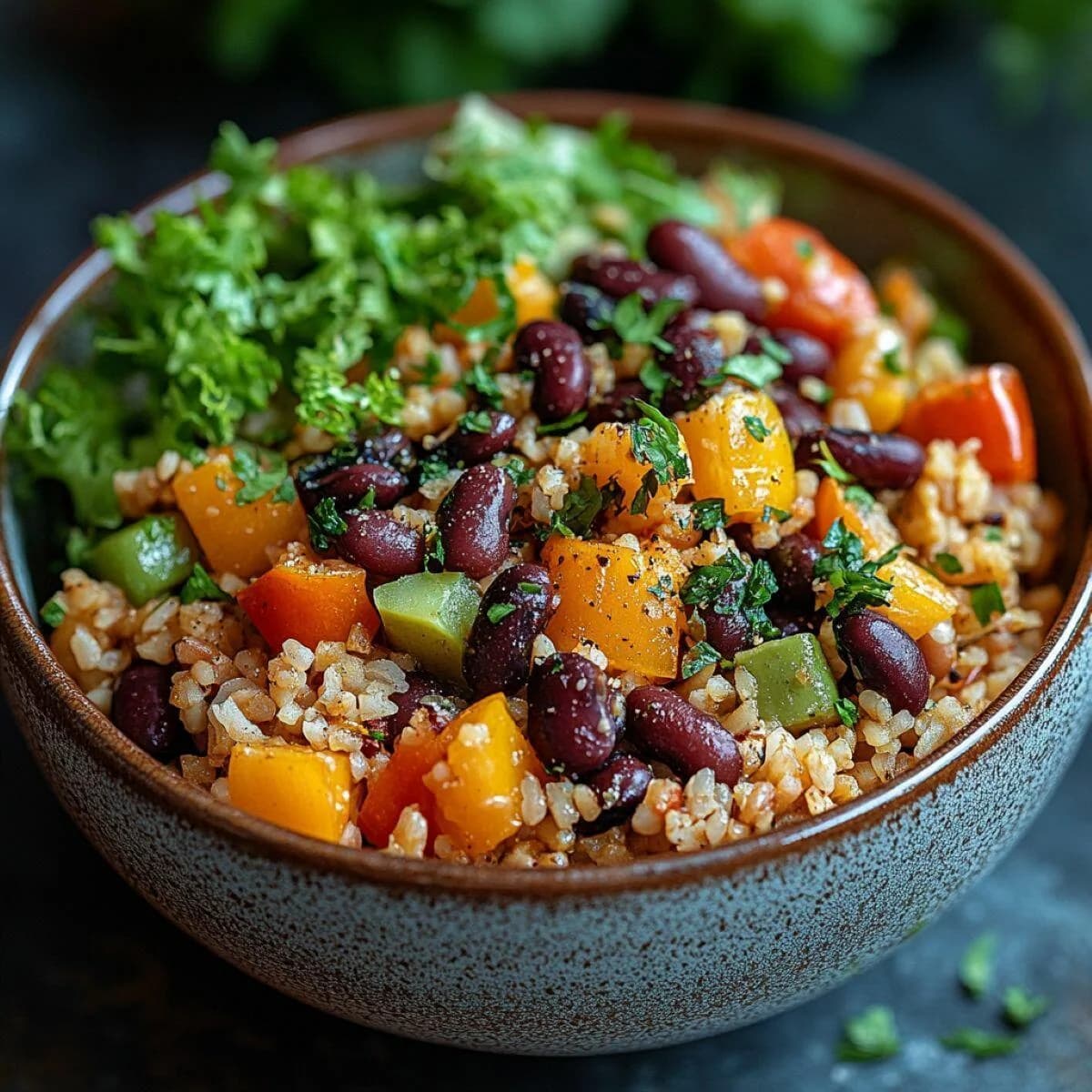 Bulgur sa pečenom paprikom, crvenim pasuljem i peršunom