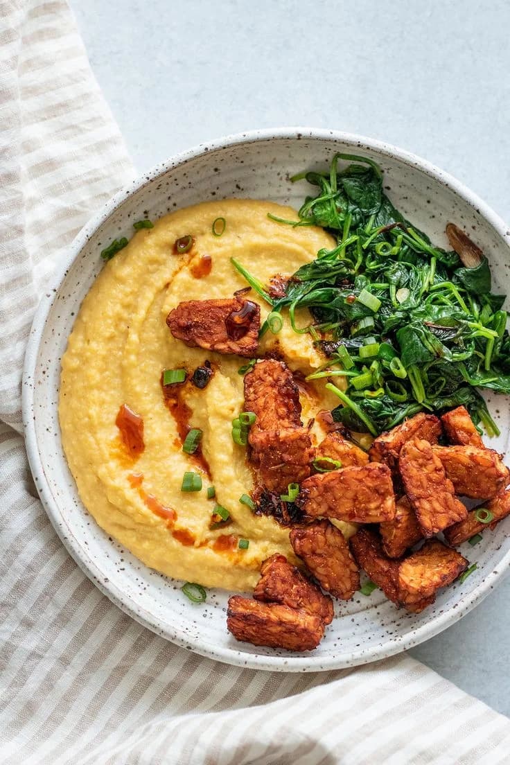 Tempeh sa blitvom, belim lukom i palentom