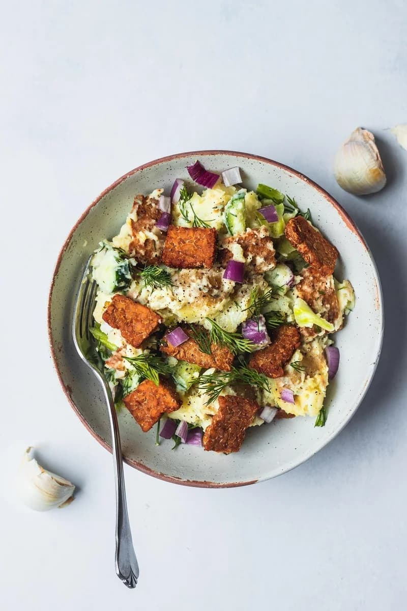 Tempeh sa turšijom i toplom salatom od krompira