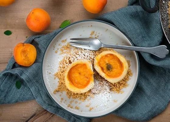 Knedle sa kajsijama i mlevenim bademima
