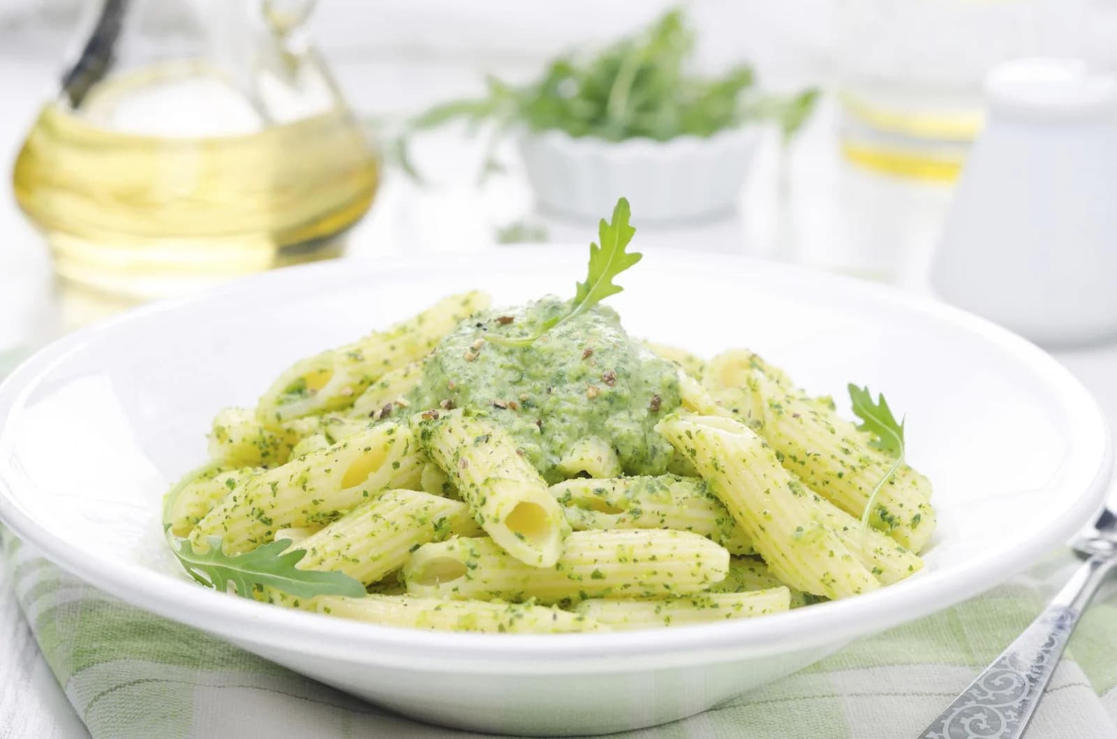Makarone sa kremom od celera, graška i nutritivnog kvasca