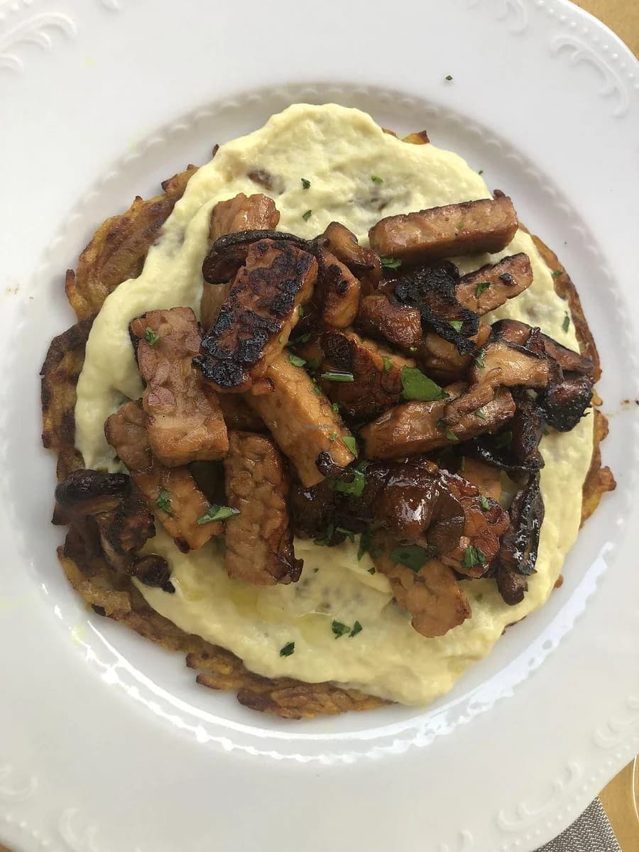 Tempeh sa pečurkama i pireom od celera