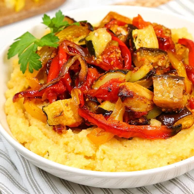 Tempeh sa paprikom, tikvicama i palentom