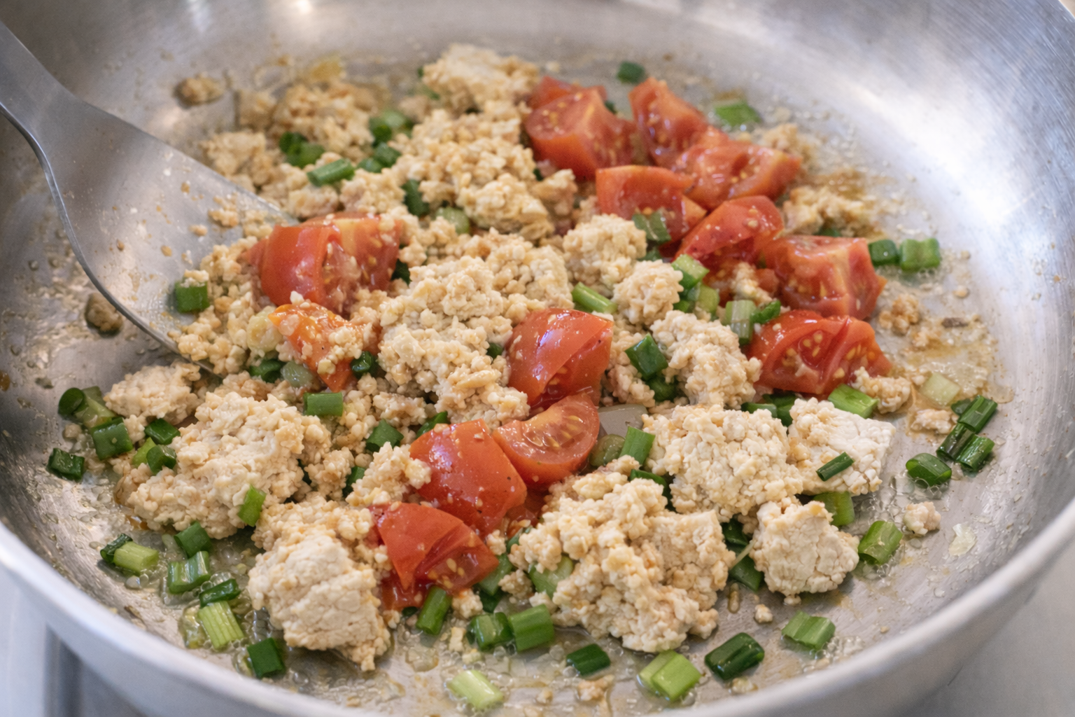 paradajz u tofu i lukom